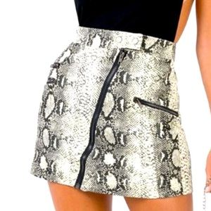 Princess Polly Women's Alita Snakeskin Mini Skirt | Black | White |